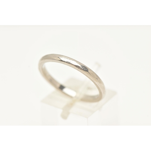 58 - A MID 20TH CENTURY PLATINUM WEDDING BAND, the D-shape cross section band with faceted surface detail... 