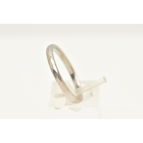 58 - A MID 20TH CENTURY PLATINUM WEDDING BAND, the D-shape cross section band with faceted surface detail... 