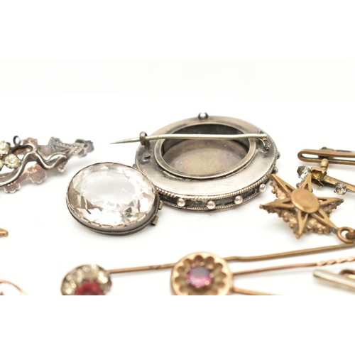 71 - A COLLECTION OF LATE 19TH CENTURY AND EARLY 20TH CENTURY COSTUME JEWELLERY, to include a rock crysta... 