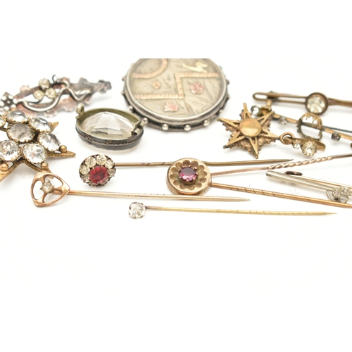 71 - A COLLECTION OF LATE 19TH CENTURY AND EARLY 20TH CENTURY COSTUME JEWELLERY, to include a rock crysta... 