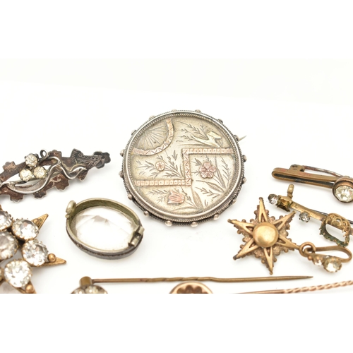 71 - A COLLECTION OF LATE 19TH CENTURY AND EARLY 20TH CENTURY COSTUME JEWELLERY, to include a rock crysta... 