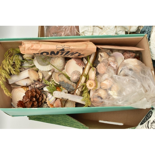 137 - A BOX OF ROUGH GEMS, SHELL ETC., to include a fossil, rough pieces of lace agate, quartz, flint, hem... 