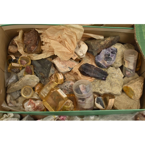 137 - A BOX OF ROUGH GEMS, SHELL ETC., to include a fossil, rough pieces of lace agate, quartz, flint, hem... 