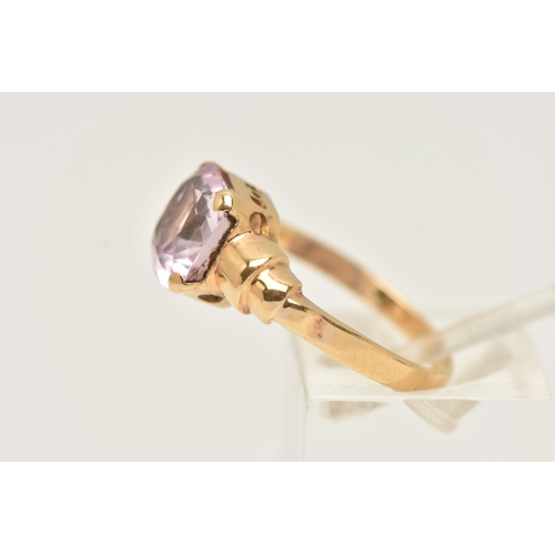 85 - A GEM SET RING, a light pink cushion cut stone, assessed as sapphire, prong set in yellow metal, lea... 