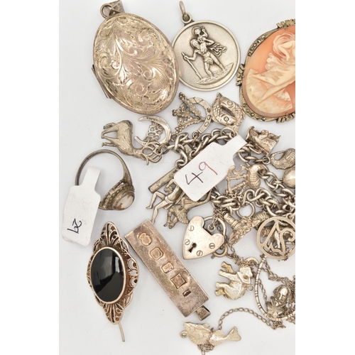 95 - A BAG OF ASSORTED SILVER AND WHITE METAL JEWELLERY, to include a silver floral brooch, hallmarked Bi... 