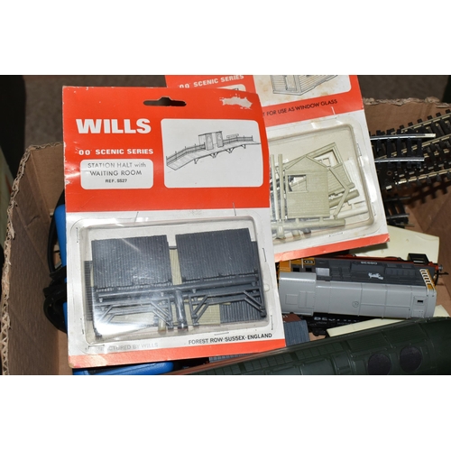 331 - A QUANTITY OF RAILWAY RELATED ITEMS, to include a small quantity of unboxed OO gauge model railway i... 