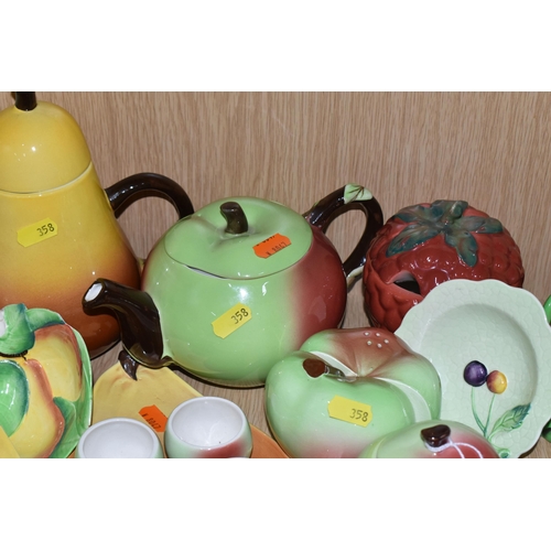 358 - A QUANTITY OF CARLTON WARE SALAD AND FRUIT WARES, over twenty pieces to include fruit themed teapot,... 