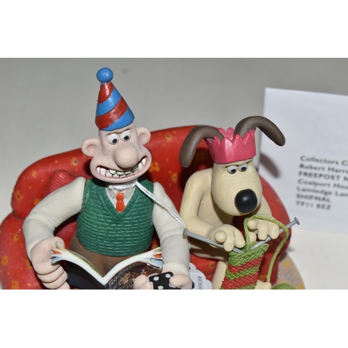 389 - A BOXED ROBERT HARROP DESIGNS 'THE RADIO TIMES CHRISTMAS EDITION' WALLACE AND GROMIT FIGURE GROUP, W... 