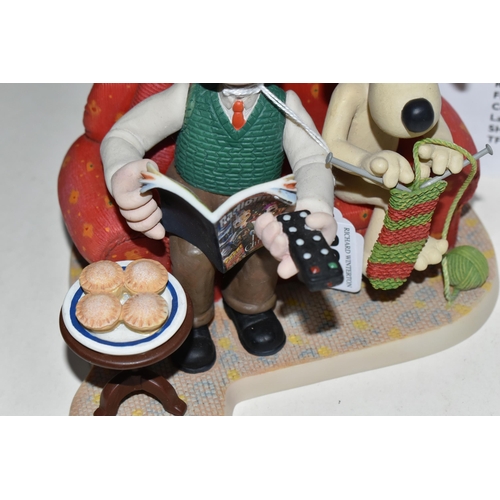 389 - A BOXED ROBERT HARROP DESIGNS 'THE RADIO TIMES CHRISTMAS EDITION' WALLACE AND GROMIT FIGURE GROUP, W... 