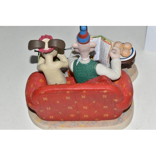 389 - A BOXED ROBERT HARROP DESIGNS 'THE RADIO TIMES CHRISTMAS EDITION' WALLACE AND GROMIT FIGURE GROUP, W... 