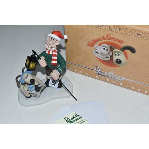 391 - A BOXED ROBERT HARROP DESIGNS 'CRACKING CAROLS' WALLACE AND GROMIT FIGURE GROUP, WGCS11, limited edi... 