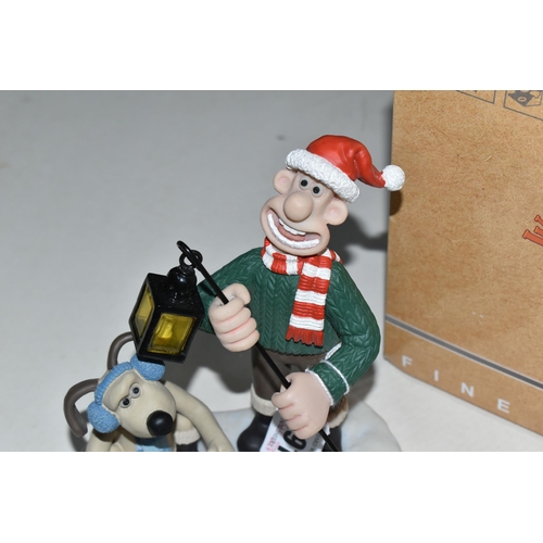 391 - A BOXED ROBERT HARROP DESIGNS 'CRACKING CAROLS' WALLACE AND GROMIT FIGURE GROUP, WGCS11, limited edi... 