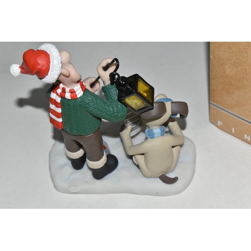 391 - A BOXED ROBERT HARROP DESIGNS 'CRACKING CAROLS' WALLACE AND GROMIT FIGURE GROUP, WGCS11, limited edi... 