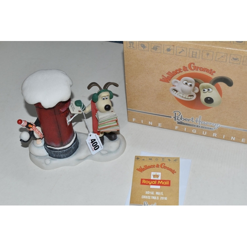 400 - A BOXED ROBERT HARROP DESIGNS 'GROMIT & FEATHERS McGRAW: ROYAL MAIL CHRISTMAS 2010' WALLACE AND GROM... 