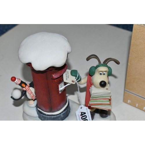 400 - A BOXED ROBERT HARROP DESIGNS 'GROMIT & FEATHERS McGRAW: ROYAL MAIL CHRISTMAS 2010' WALLACE AND GROM... 