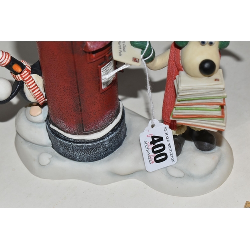 400 - A BOXED ROBERT HARROP DESIGNS 'GROMIT & FEATHERS McGRAW: ROYAL MAIL CHRISTMAS 2010' WALLACE AND GROM... 