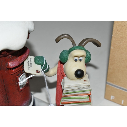 400 - A BOXED ROBERT HARROP DESIGNS 'GROMIT & FEATHERS McGRAW: ROYAL MAIL CHRISTMAS 2010' WALLACE AND GROM... 