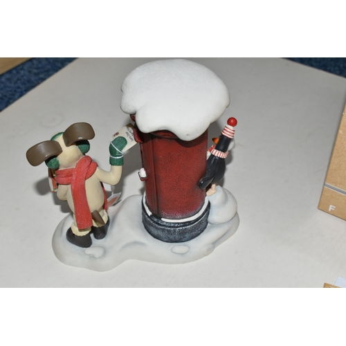 400 - A BOXED ROBERT HARROP DESIGNS 'GROMIT & FEATHERS McGRAW: ROYAL MAIL CHRISTMAS 2010' WALLACE AND GROM... 