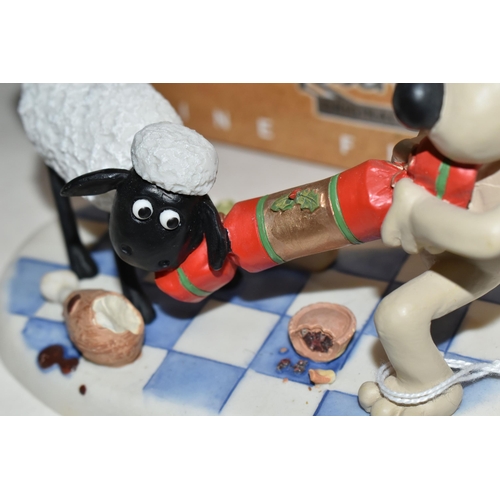 401 - A BOXED ROBERT HARROP DESIGNS 'A CHRISTMAS CRACKER' WALLACE AND GROMIT FIGURE GROUP, WGCS12, limited... 