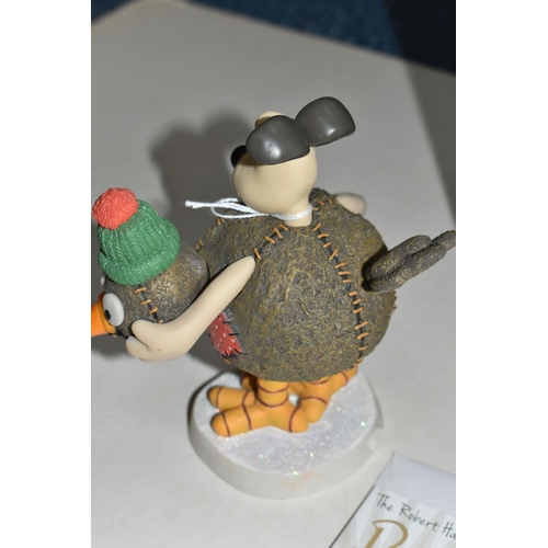 402 - A BOXED ROBERT HARROP DESIGNS 'GROMIT RED BREAST' WALLACE AND GROMIT FIGURE GROUP, WGCS14, limited e... 