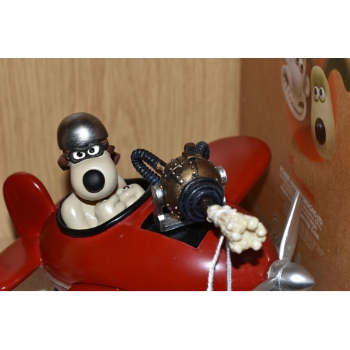 421 - FOUR BOXED ROBERT HARROP WALLACE & GROMIT 'A CLOSE SHAVE' DETAILED RESIN FIGURES, comprising a limit... 