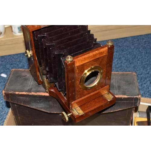 434 - A MAHOGANY QUARTER PLATE CAMERA BY W. WATSON AND SONS, with brass fittings, lens board but no lens, ... 