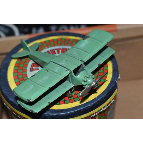 440 - A BOXED TOOTSIE TOYS IN ARKANA PACKAGE 'ACES OF THE AIR' DIECAST AIRCRAFT SET, c. late 1920s/early 1... 