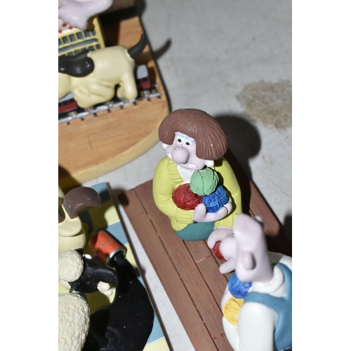 448 - A GROUP OF WALLACE AND GROMIT FIGURES AND COLLECTABLES, to include a boxed Robert Harrop Designs 'Gr... 