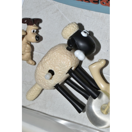 448 - A GROUP OF WALLACE AND GROMIT FIGURES AND COLLECTABLES, to include a boxed Robert Harrop Designs 'Gr... 