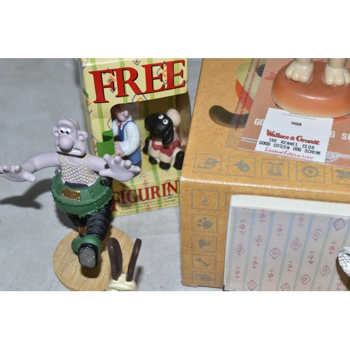 448 - A GROUP OF WALLACE AND GROMIT FIGURES AND COLLECTABLES, to include a boxed Robert Harrop Designs 'Gr... 