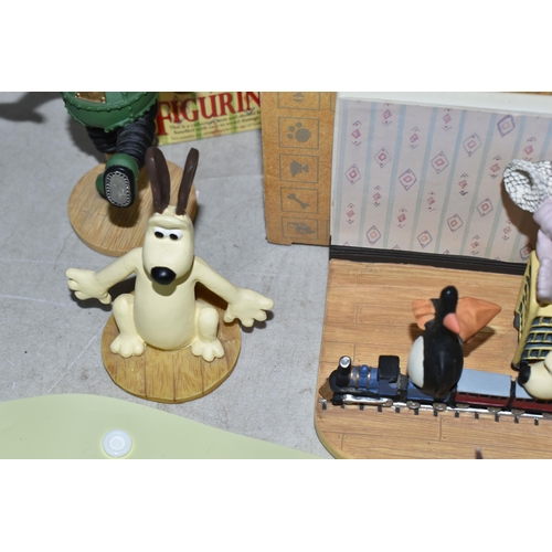 448 - A GROUP OF WALLACE AND GROMIT FIGURES AND COLLECTABLES, to include a boxed Robert Harrop Designs 'Gr... 