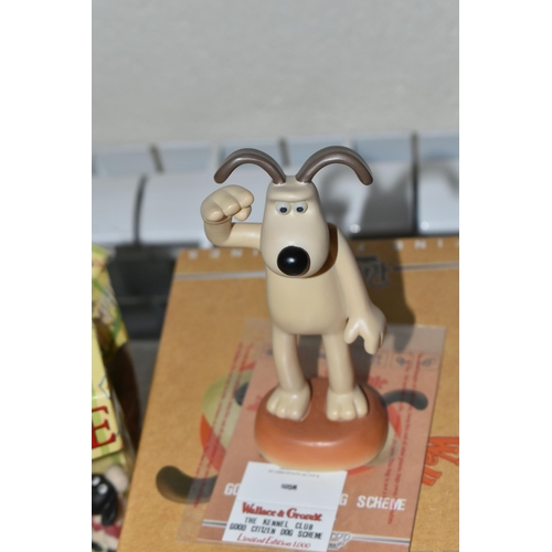 448 - A GROUP OF WALLACE AND GROMIT FIGURES AND COLLECTABLES, to include a boxed Robert Harrop Designs 'Gr... 