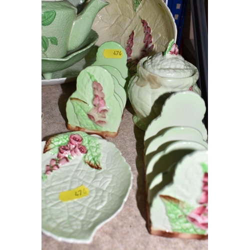 476 - A GROUP OF CARLTON WARE CABBAGE LEAF THEMED KITCHENWARE to include two toast racks, a preserve pot, ... 