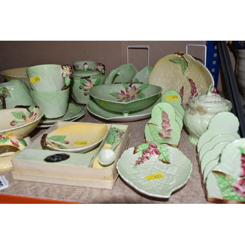 476 - A GROUP OF CARLTON WARE CABBAGE LEAF THEMED KITCHENWARE to include two toast racks, a preserve pot, ... 