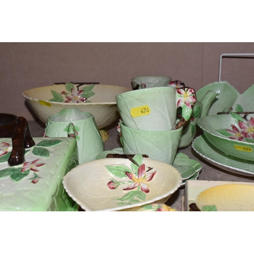 476 - A GROUP OF CARLTON WARE CABBAGE LEAF THEMED KITCHENWARE to include two toast racks, a preserve pot, ... 