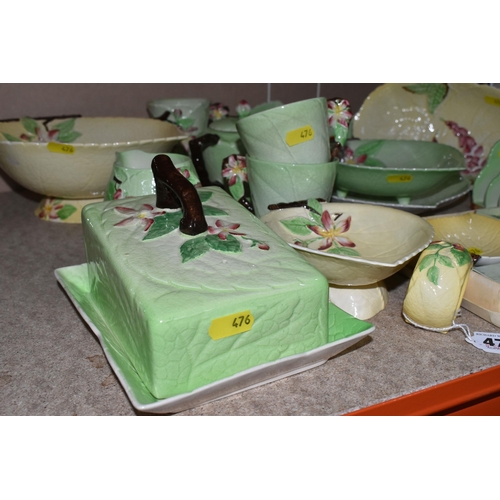 476 - A GROUP OF CARLTON WARE CABBAGE LEAF THEMED KITCHENWARE to include two toast racks, a preserve pot, ... 