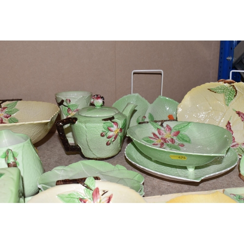 476 - A GROUP OF CARLTON WARE CABBAGE LEAF THEMED KITCHENWARE to include two toast racks, a preserve pot, ... 