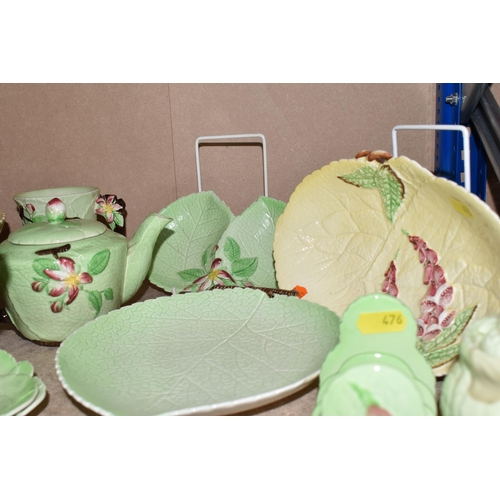 476 - A GROUP OF CARLTON WARE CABBAGE LEAF THEMED KITCHENWARE to include two toast racks, a preserve pot, ... 