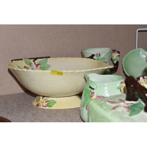 476 - A GROUP OF CARLTON WARE CABBAGE LEAF THEMED KITCHENWARE to include two toast racks, a preserve pot, ... 