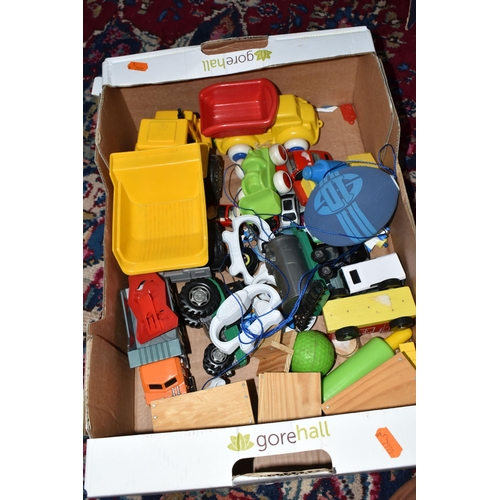 498 - TWO BOXES AND LOOSE OUTDOOR GAMES AND CHILDREN'S TOYS to include a box of assorted sports equipment ... 