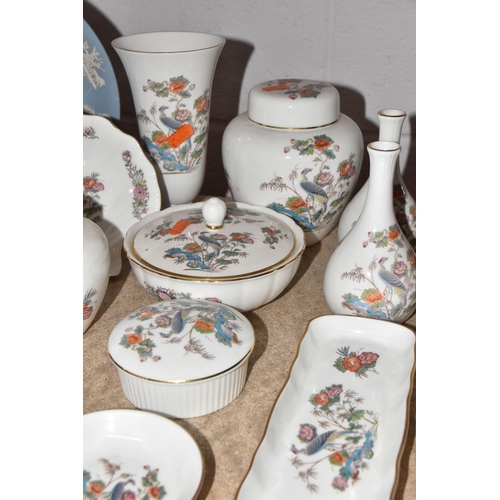 530 - A GROUP OF WEDGWOOD CERAMIC ORNAMENTS to include two Campion miniature vases and four trinket dishes... 