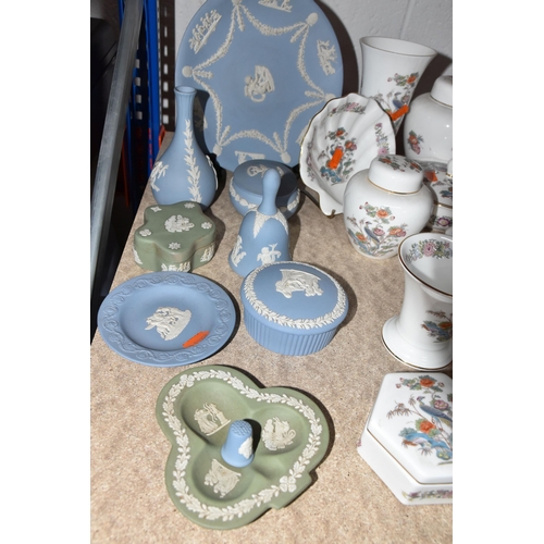 530 - A GROUP OF WEDGWOOD CERAMIC ORNAMENTS to include two Campion miniature vases and four trinket dishes... 