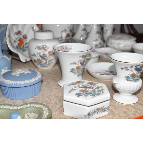 530 - A GROUP OF WEDGWOOD CERAMIC ORNAMENTS to include two Campion miniature vases and four trinket dishes... 