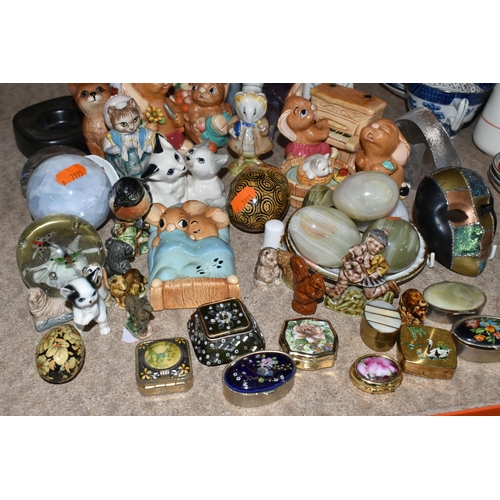 562 - A COLLECTION OF CERAMICS AND GLASS ORNAMENTAL ITEMS, to include a vintage 'Cascade' Holmegaard 2412 ... 