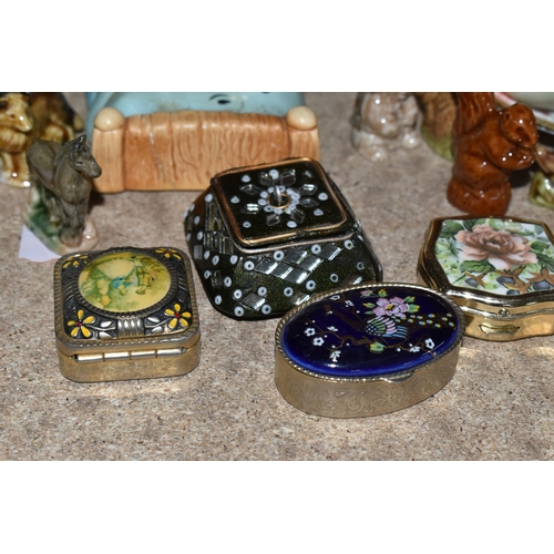 562 - A COLLECTION OF CERAMICS AND GLASS ORNAMENTAL ITEMS, to include a vintage 'Cascade' Holmegaard 2412 ... 