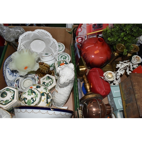 576 - THREE BOXES AND LOOSE CERAMICS, LAMPS, METALWARE AND SUNDRY ITEMS, to include a Measham barge ware t... 