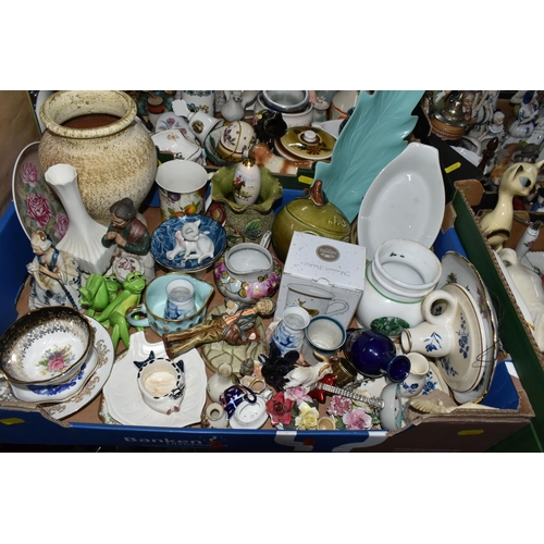 578 - FOUR BOXES AND LOOSE CERAMIC GIFTWARE AND ORNAMENTS, to include a West German vase 4215/2 with geome... 