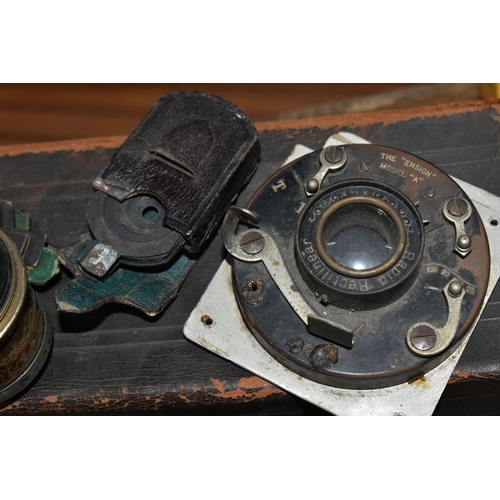 434 - A MAHOGANY QUARTER PLATE CAMERA BY W. WATSON AND SONS, with brass fittings, lens board but no lens, ... 