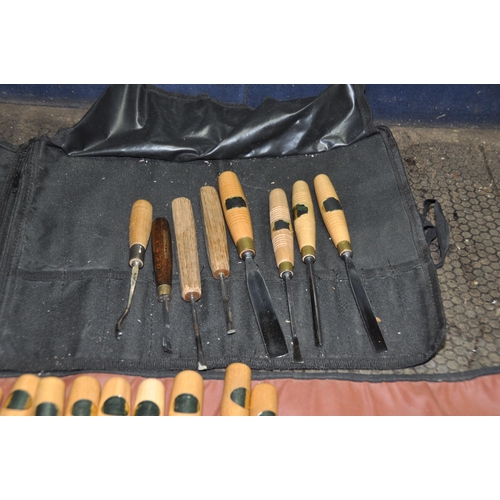 1078 - A TRAY CONTAINING CARPENTRY TOOLS including a Stanley No 4 1/2 plane, carving chisels and gouges by ... 