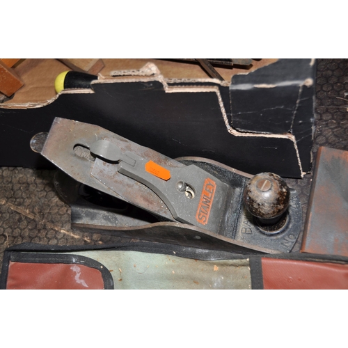 1078 - A TRAY CONTAINING CARPENTRY TOOLS including a Stanley No 4 1/2 plane, carving chisels and gouges by ... 